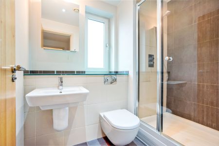 2 bedroom apartment to rent The Blue Building, Gunwharf Quays, Portsmouth, PO1 - Photo 3