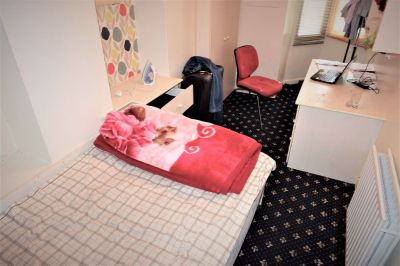 3 bedroom Flat in Hollybank, Leeds - Photo 5