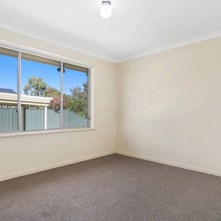 TIDY TWO BEDROOM UNIT! - Photo 1