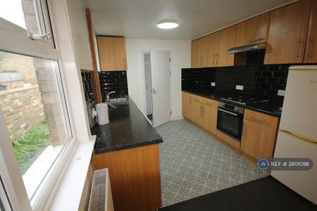 3 bedroom end of terrace house to rent - Photo 5
