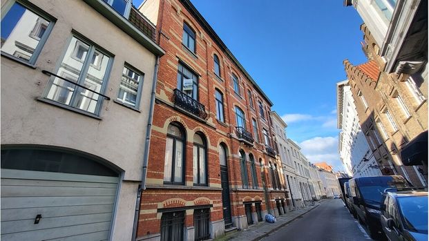 Vernieuwd 1-slaapkamerappartement met Terras te huur in Brugge - Photo 1