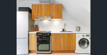 CHIPPENDALE CHARM MEETS TERRACE LIVING - Photo 3