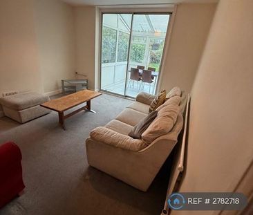 4 bedroom semi-detached house to rent - Photo 2