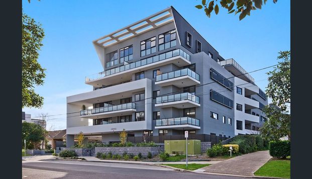 Near New Stylish Two Bedroom Apartment - Photo 1