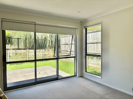 Stylish 3BR Townhouse in Totara Heights - Photo 2