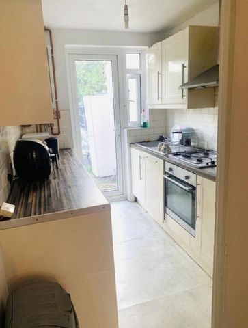 1 bedroom in a house share to rent - Photo 5