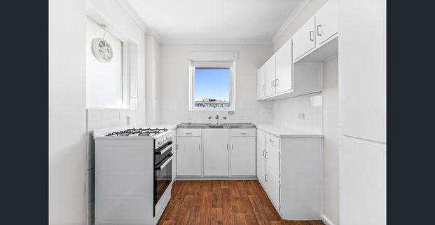 Light-Filled 1 Bedroom Apartment in Prime Armadale Location - Photo 1