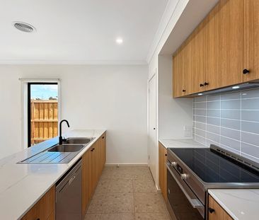 🏡 Brand New 5-Bedroom House in Brookfield - Photo 5