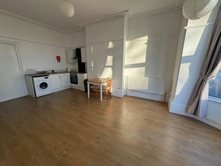 Flat to rent on - Photo 2