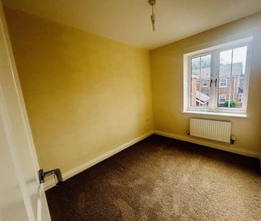 2 bedroom coach house to rent - Photo 2