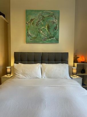 Large bedroom with private shower room, Free parking & health club facilities - Photo 1