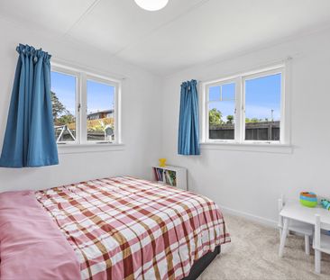 Neat & Tidy Three-Bedroom Home – Easy Low Maintenance Living - Photo 4