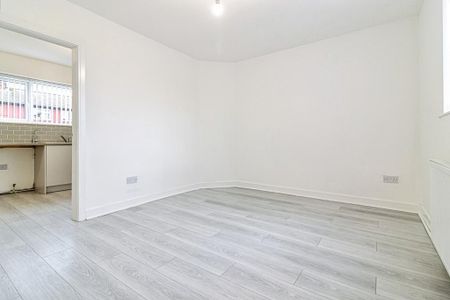 4 bedroom terraced house to rent - Photo 3