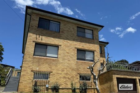 Freshly Renovated Two-Bedroom property – Prime Wollongong Location! - Photo 4