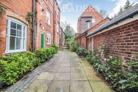 Courtyard Cottages- High Street, Bromsgrove, B61 - Photo 2