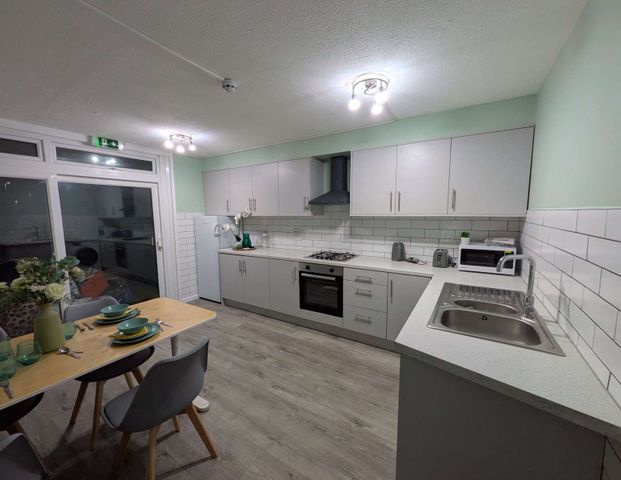 Saxonbury Close Room 2 - Photo 1