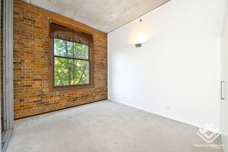 Unique warehouse conversion apartment - Photo 3