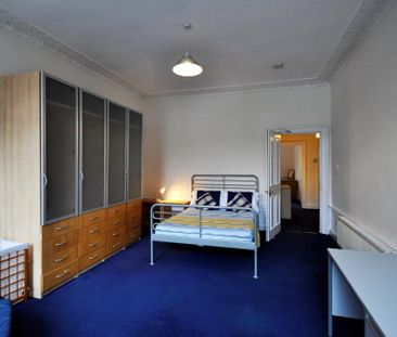 3 bedroom flat to rent - Photo 4