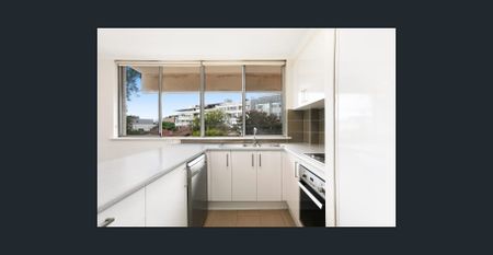 Fabulous North facing 2 bedroom apartment with balcony & 2 x Carspaces - Photo 2