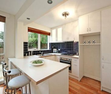 Spacious Unfurnished 1-Bedroom Apartment with Large Courtyard - Photo 1