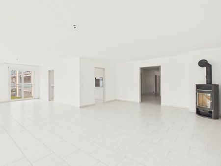 Moderne 5.5-Zimmerwohnung im Erdgeschoss mit Cheminée und grossem Sitzplatz - Foto 2