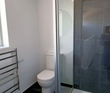 Near new townhouse close to CBD, 2 carparks - Photo 4