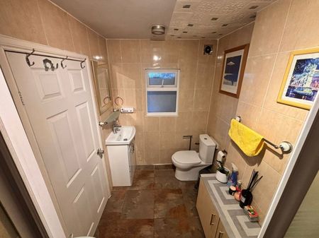 4 bed Semi-Detached - To Let - Photo 3