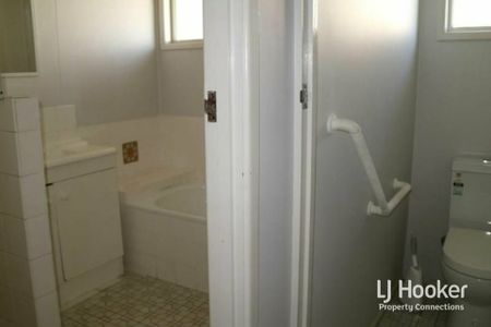 SPACIOUS THREE-BEDROOM HOME WITH AIR CONDITIONING & SIDE ACCESS - Photo 2