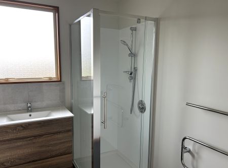 Sunny Three Bedroom Home - Photo 2