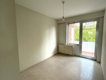 Appartement gelegen op de derde verdieping in de directe nabijheid van het centrum van Strombeek. - Photo 2