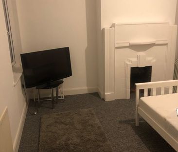 Room in a Shared House, Portland Road, BN3 - Photo 1