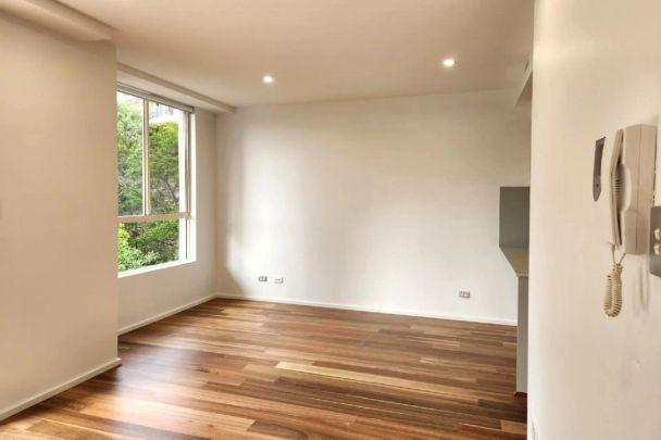 Modern comfort in heart of Balmain - Photo 1