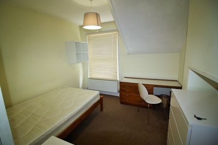 Queens Crescent, Exeter - Photo 3