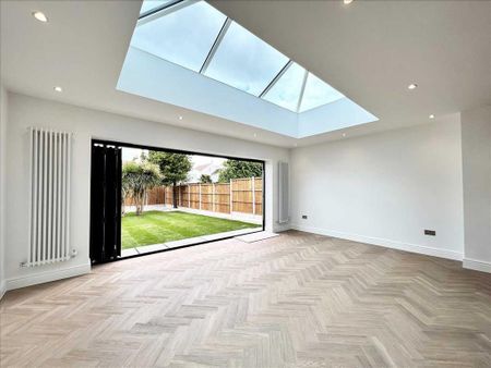 4 bedroom detached house to rent - Photo 3