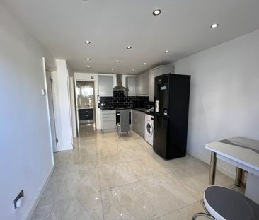 double room in two bedroom flat for two females- £800 - Photo 1