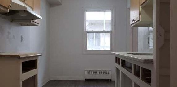 5 1/2 Rénove Chauffage/Eau Chaud/Entrée Laveuse/Sécheuse - Photo 2