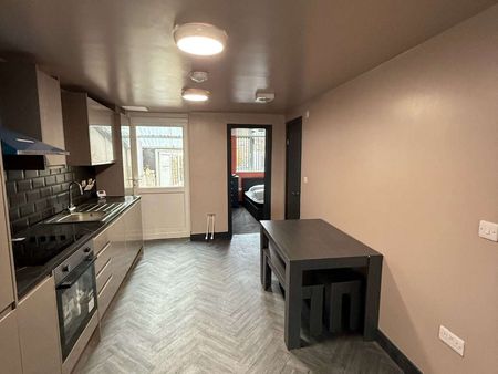 5 bedroom house share fully renovated Room 2 - Photo 3