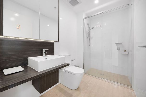 2 Bed 2 Bath 1 Car - Modern Apartment with Study and Area View ! ! ! - Photo 1