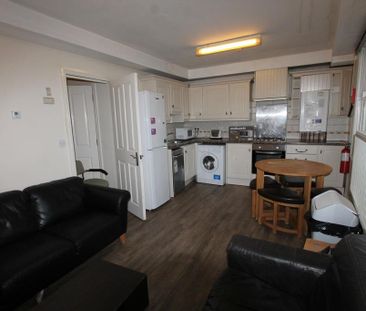 4 bedroom flat to rent - Photo 2