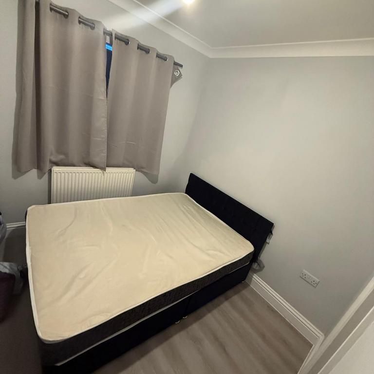 1 bedroom in a house share to rent - Photo 1