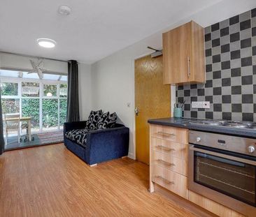 1 bedroom in a house share to rent - Photo 2