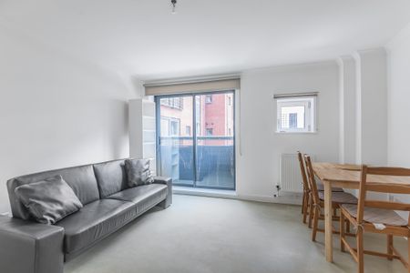 Old Jamaica Road, London, SE16 flat to rent - Photo 2