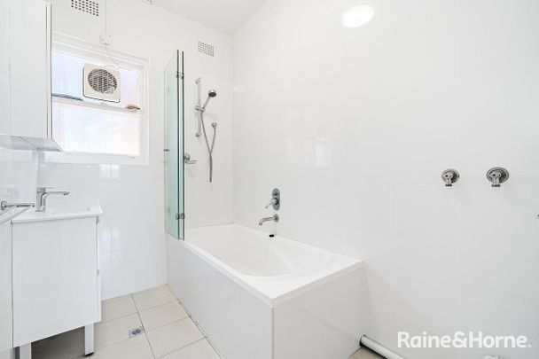 Spacious Fully Renovated 3-Bedroom Unit - Exceptional Value! - Photo 1