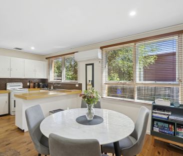 Sweet family home in stunning tree lined street - Photo 6