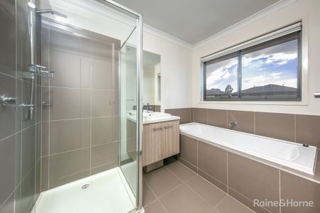LOVELY 3 BEDROOM HOME - Photo 3