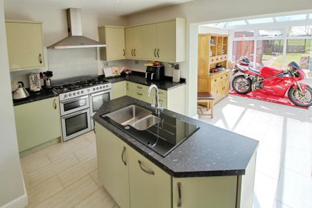 3 bedroom semi-detached house to rent - Photo 2