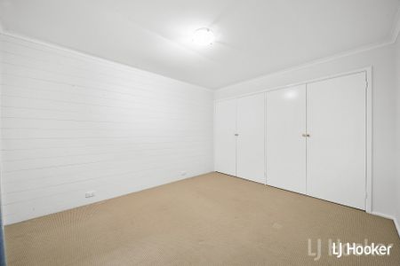Charming 4 Bedroom with Courtyard & Double Parking - Photo 2