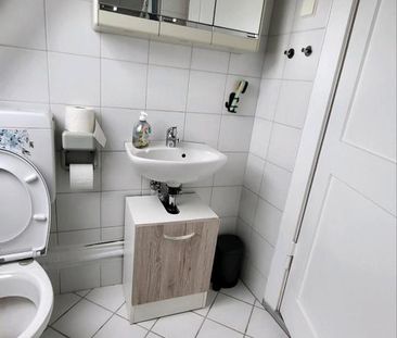 40 m2, 1 Zimmer, große Küche, Bad, Flur, Abstellraum - Photo 3