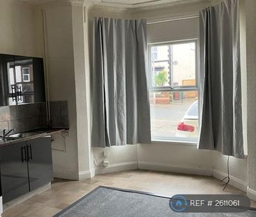 1 bedroom in a house share to rent - Photo 3
