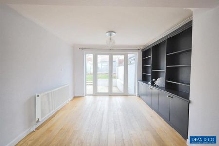 4 bedroom end of terrace house to rent - Photo 2